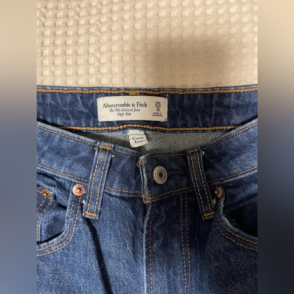 *SOLD* Abercrombie High-Rise Curve-Love 90s Relaxed Jean - Picture 4 of 4